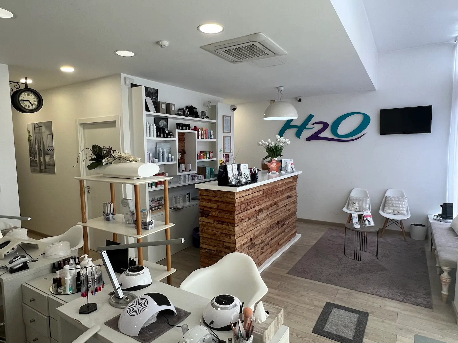 Receção e espaço de manicure da H2o Estética Leiria